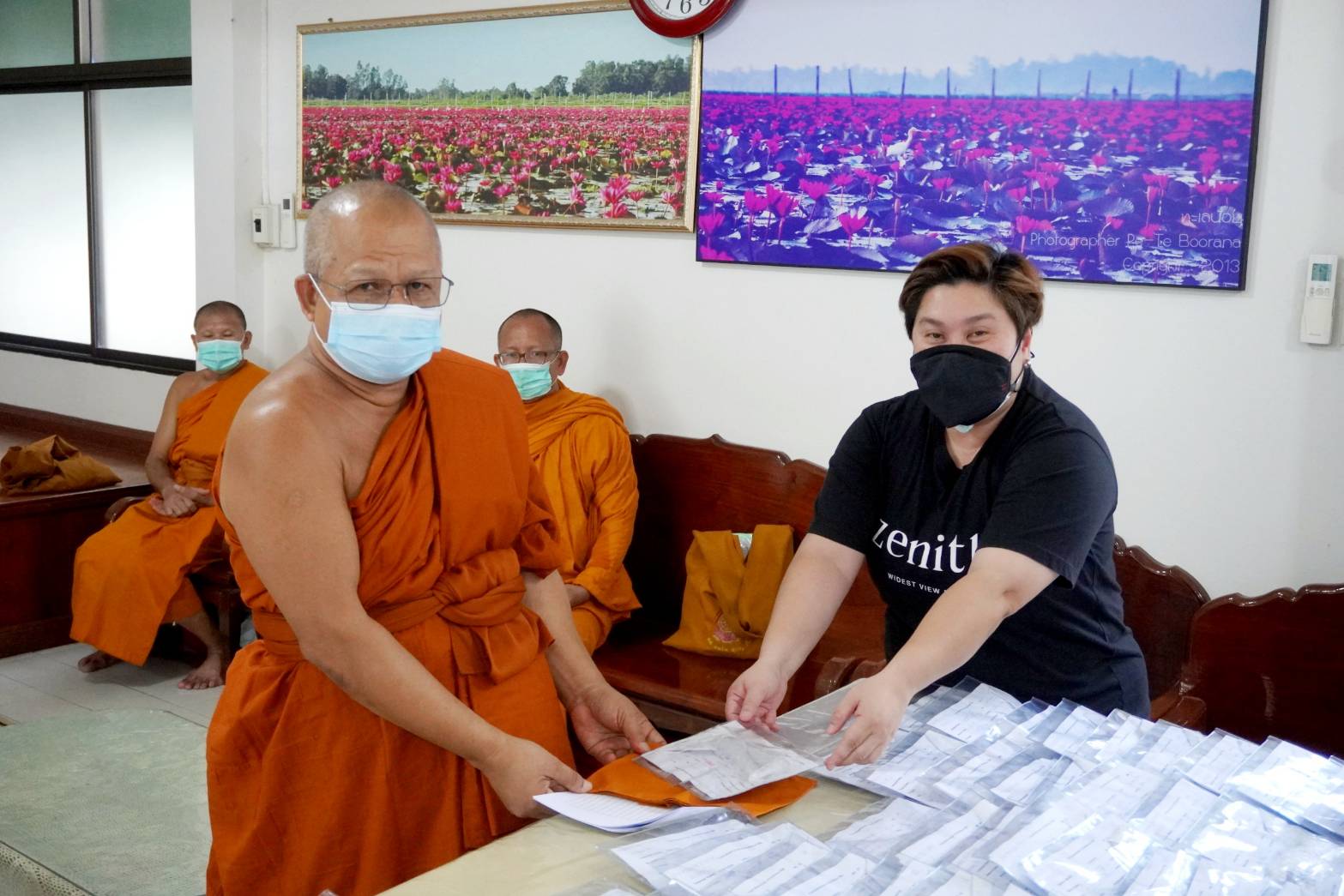 TOG, นำศิลป์ไทย และหอแว่น ส่งมอบแว่นตาให้แก่พระภิกษุสงฆ์ในโครงการแว่นตาสู่ชุมชน