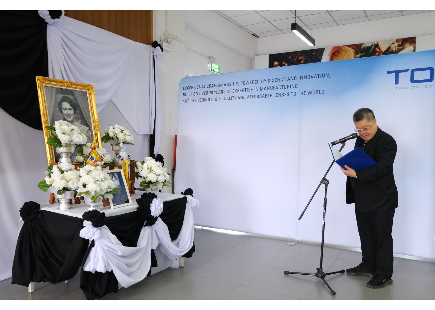 กลุ่มบริษัทไทยออพติคอลจัดพิธีทำบุญตักบาตร น้อมถวายพระราชกุศลและแสดงความอาลัย